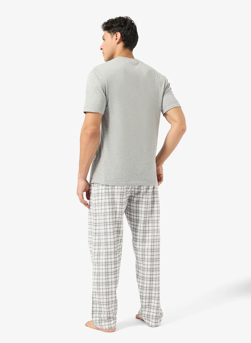 روبرت وود طقم تي شيرت وبنطلون بقصة عادية